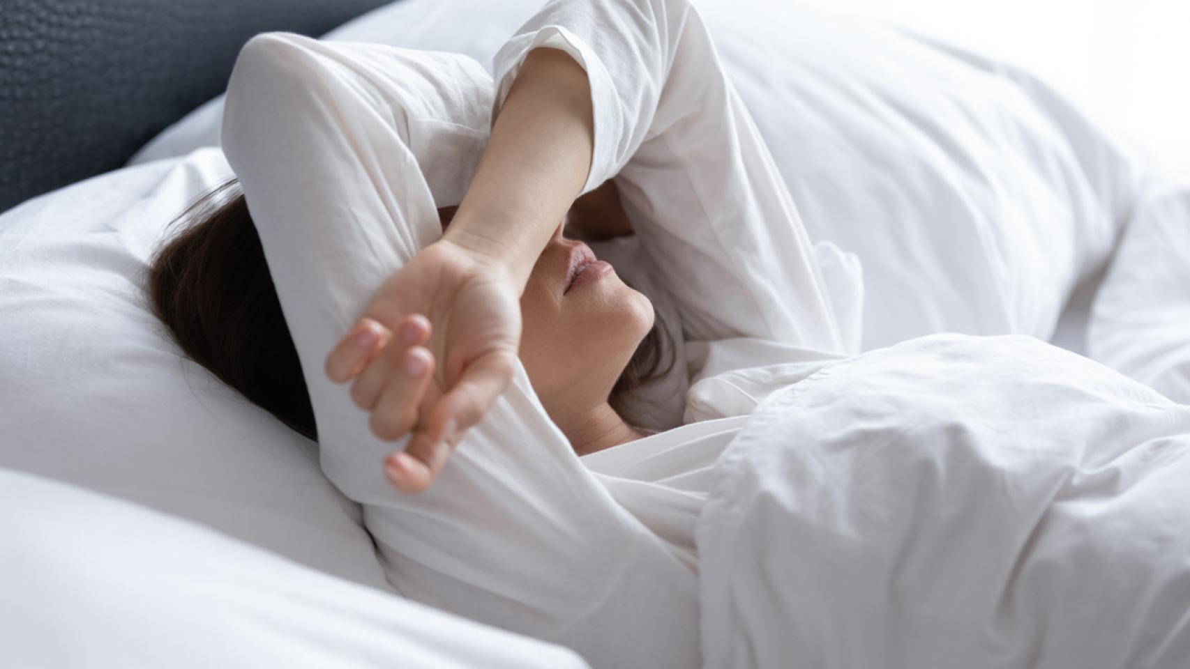 Mujer joven que sufre de insomnio.