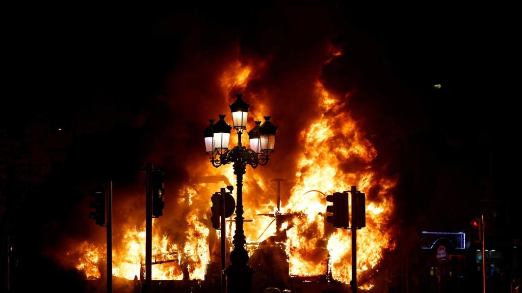 Los fuegos incendian Dublín después de un apuñalamiento que ha dejado a tres niños heridos, este jueves.