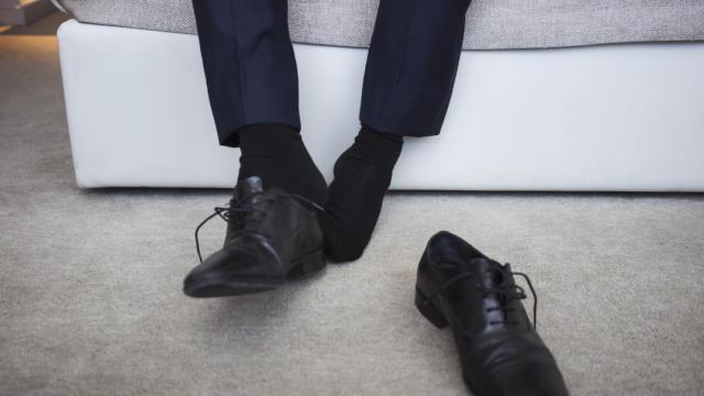 El sencillo truco casero para ensanchar zapatos con un ingrediente típico de la cocina española