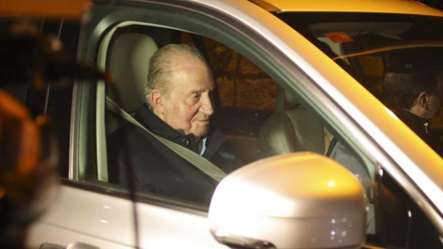 El emérito Juan Carlos I saliendo de la casa de Pedro Campos, este pasado jueves, 23, por la noche.
