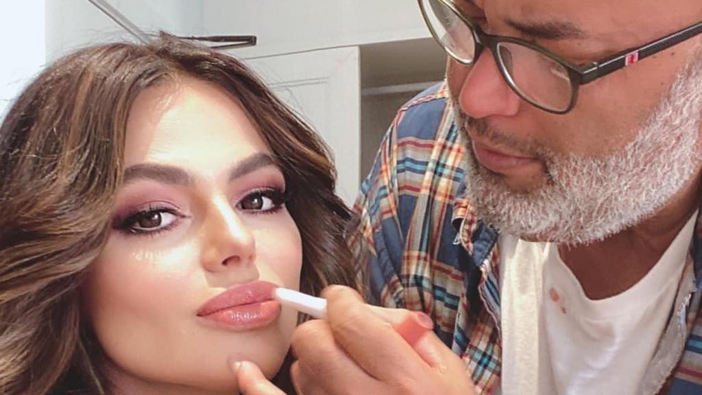 Lewis maquillando a la modelo Marisa Jara, en octubre de 2022.