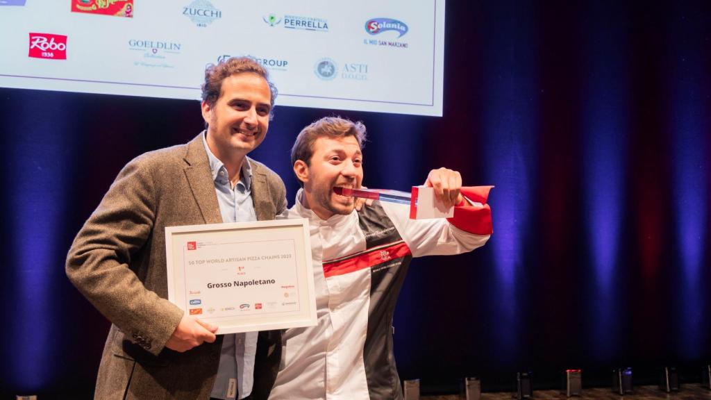 Grosso Napoletano recibiendo su premio