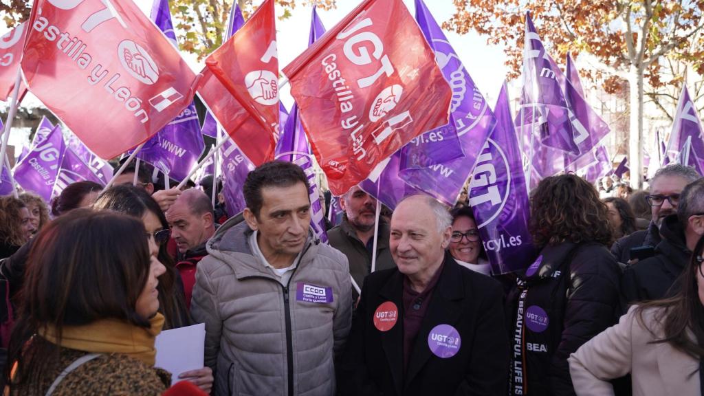 Los secretarios autonómicos de UGT y CCOO, Faustino Temprano y Vicente Andrés, se concentran frente a la sede de Presidencia