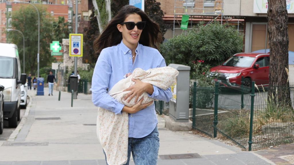 Lidia Torrent con su hija en brazos.