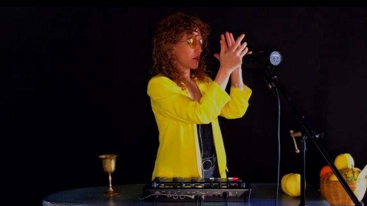 La almeriense en uno de sus espectáculos donde fusiona poesía con música electrónica