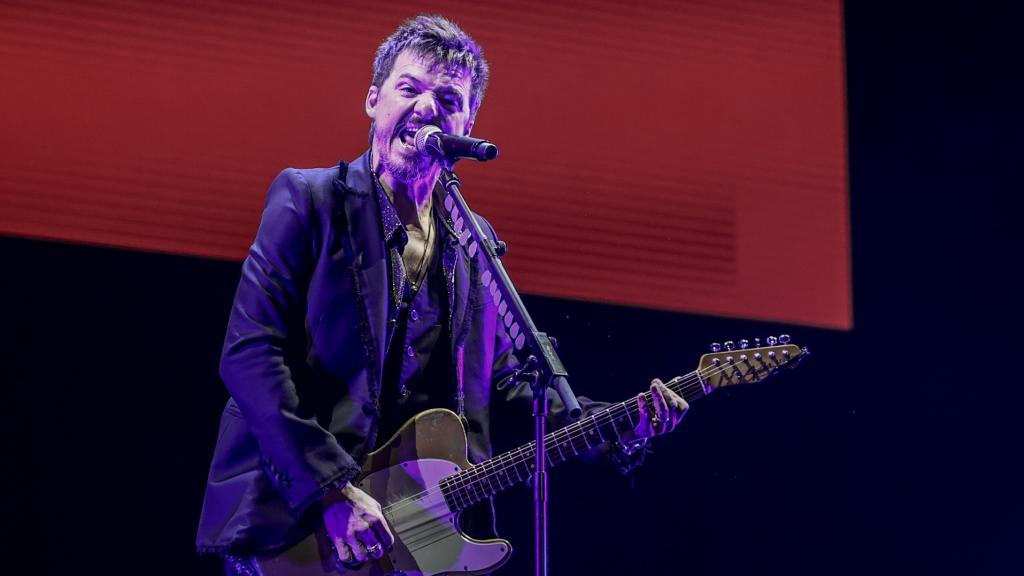 El cantante Coque Malla actúa durante el penúltimo concierto de su gira en el Wizink Center, a 27 de diciembre de 2022, en Madrid (España).