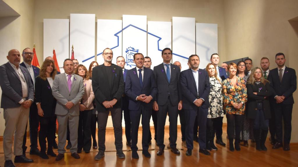 El presidente de la Diputación de Valladolid, Conrado Íscar, junto a representantes de los partidos PP, PSOE y TLP en el acto conmemorativo del Día Inernacional de la Eliminación de la Violencia contra las Mujeres