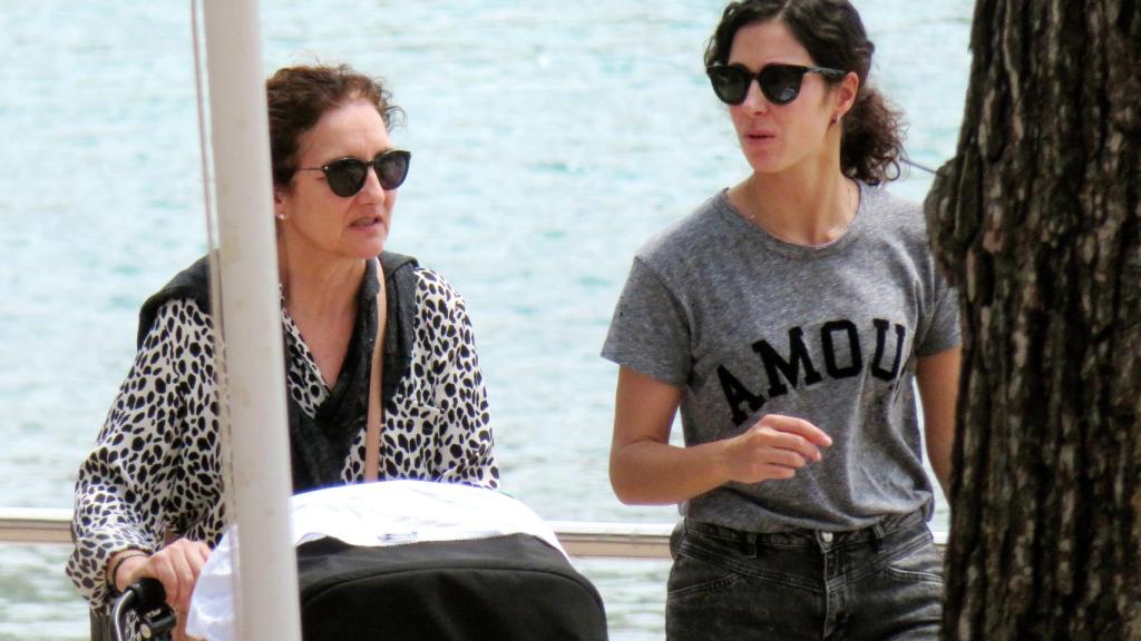 Xisca Perelló paseando junto a su hijo y su madre en Palma de Mallorca, el pasado mes de mayo.