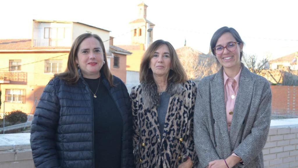 Charo Izquierdo, en el centro, este jueves en Cabañas de la Sagra.