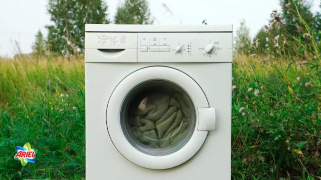 Detalle de una lavadora en el campo.