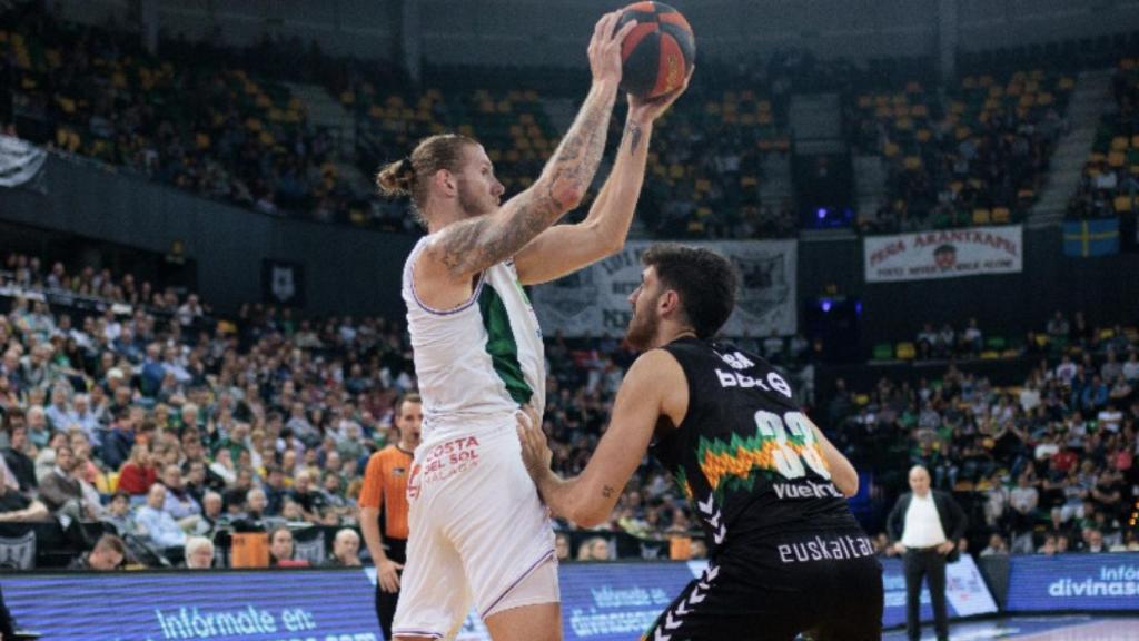 Dylan Osetkowski en un partido contra Surne Bilbao Basket
