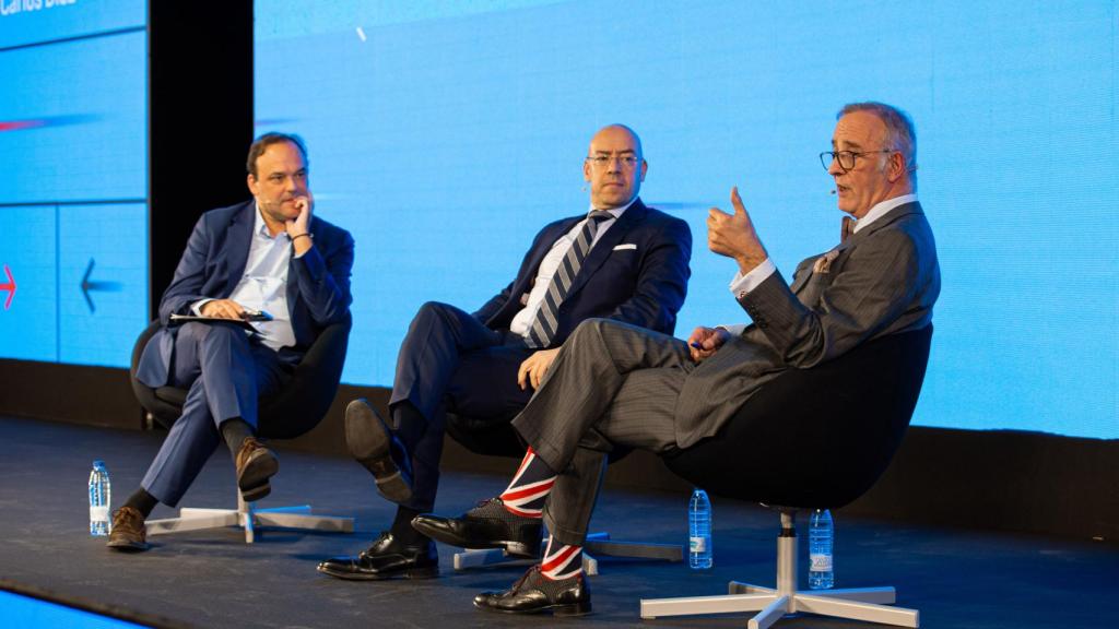 Los tres economistas durante la mesa redonda.