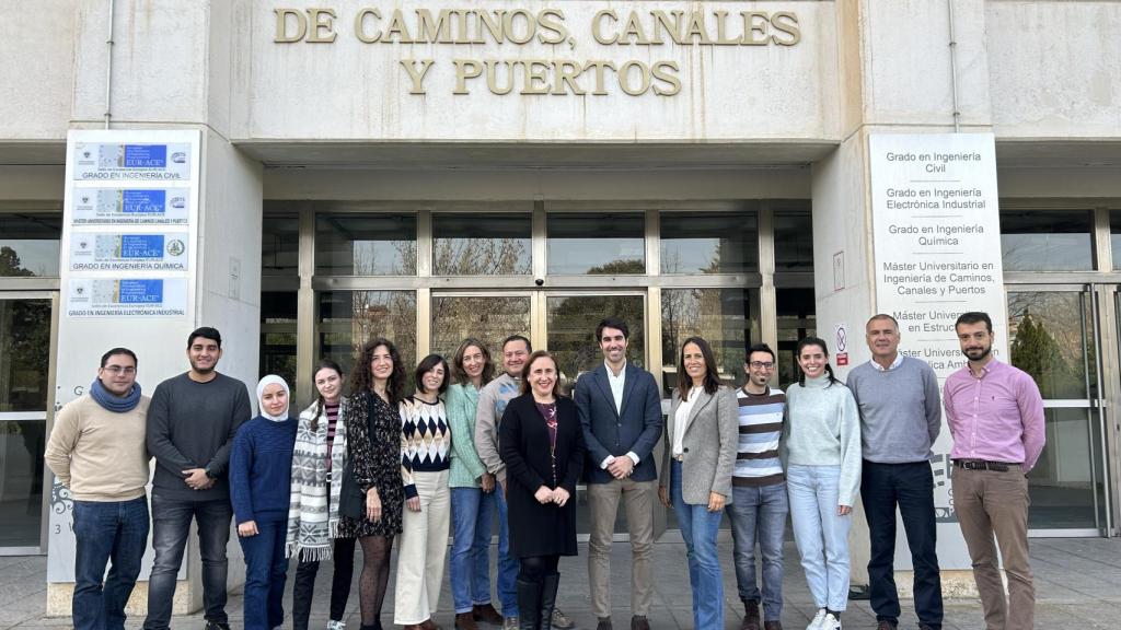 Mayca, en el centro, junto con fernando Moreno y el equipo investigador LabIC.UGR.