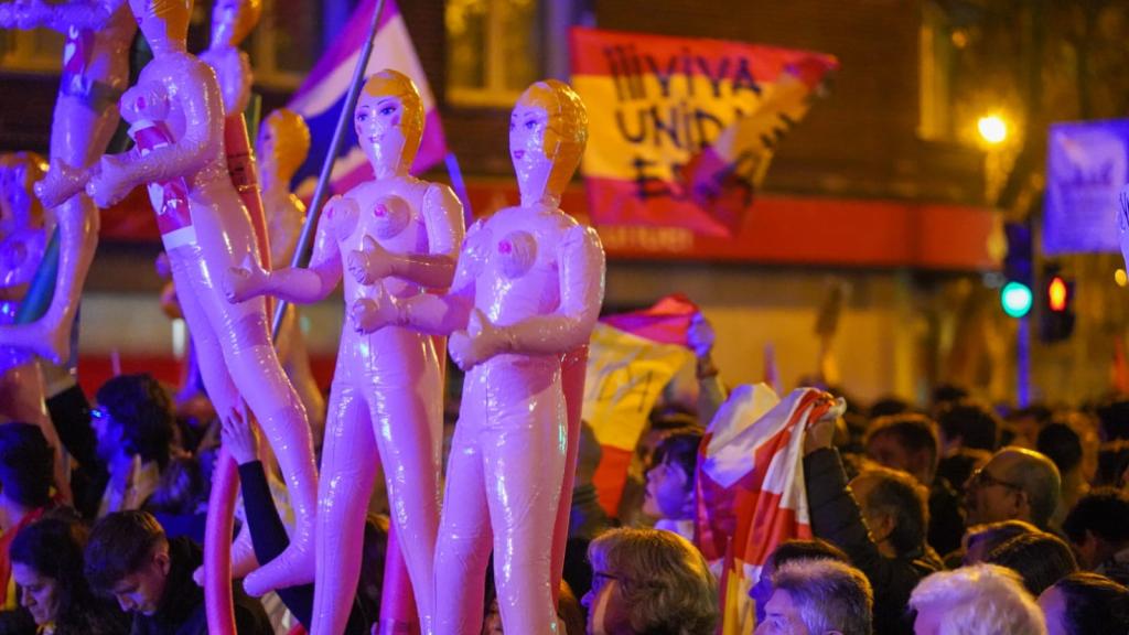 Muñecas hinchables en las protestas de Ferraz.