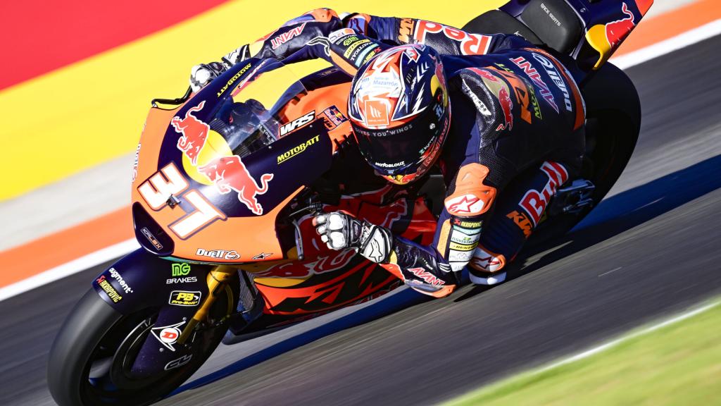 Pedro Acosta pilota su KTM, en el circuito Ricardo Tormo de Cheste.
