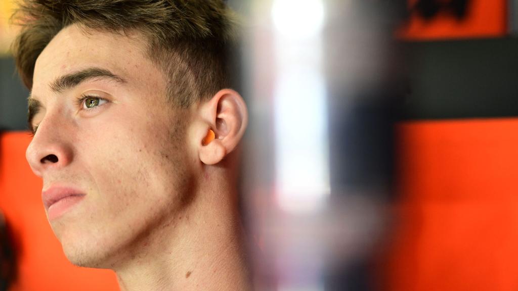 Un concentrado Pedro Acosta, en el box del equipo Red Bull KTM Ajo.