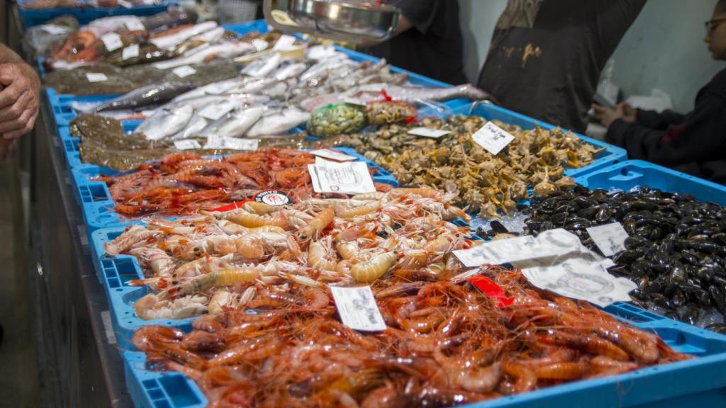 El mostrador de una pescadería con distintos tipos de marisco.