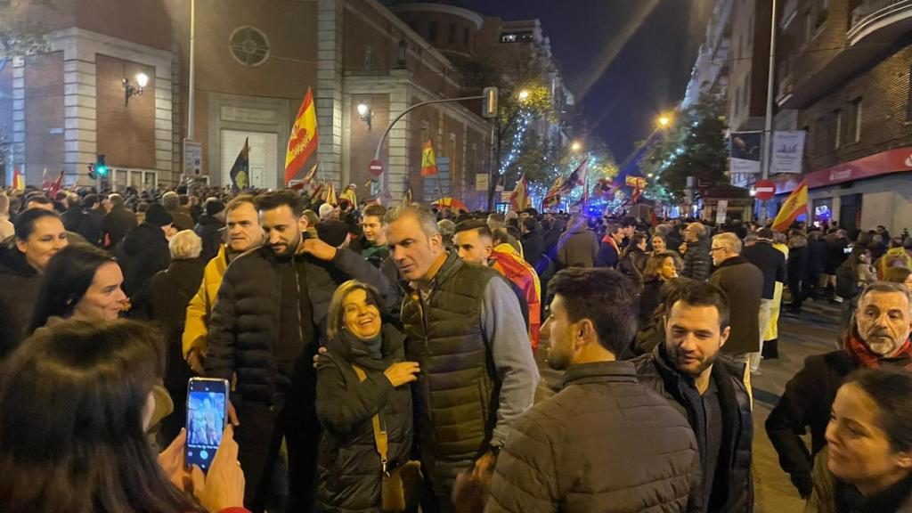 Ortega Smith se fotografía con los manifestantes.