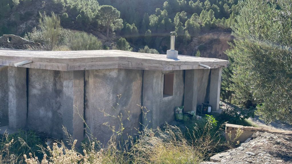 El búnker que el padrastro del detenido construyó en su parcela a las afueras de Órgiva (Granada).