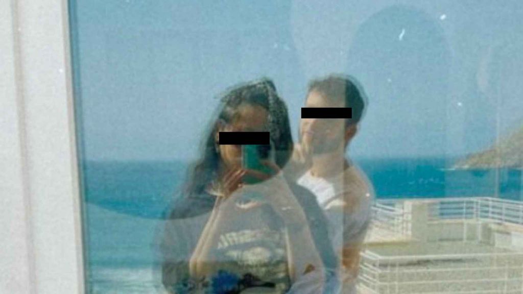 El detenido (derecha) junto a su pareja.