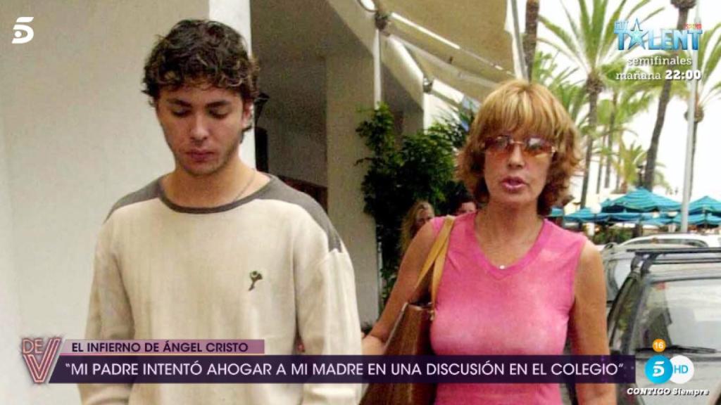 Ángel junto a su madre, Bárbara, en una imagen de archivo.