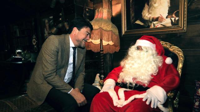 El alcalde Luis Barcala en su vista las pasadas Navidades a la casa de San Nicolás.