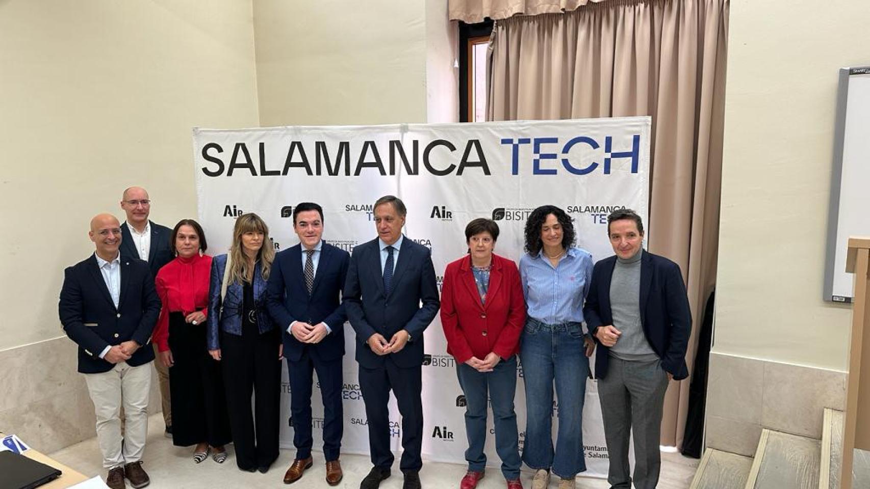 El alcalde de Salamanca, Carlos García Carbayo, ha participado hoy junto a la secretaria General de la Universidad de Salamanca, Josefa García Barrado, y al presidente de AIR Institute, Juan Manuel Corchado Rodríguez, en la jornada ‘Inteligencia Artificial y sostenibilidad: transformando el mundo empresarial’