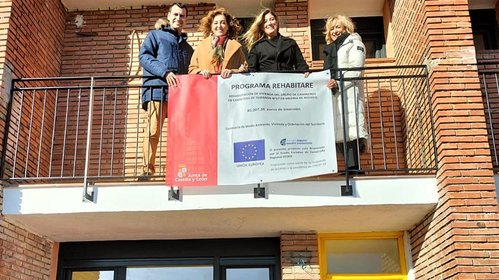 Visita de las instituciones a la nueva casa rehabilitada en Medina de Rioseco