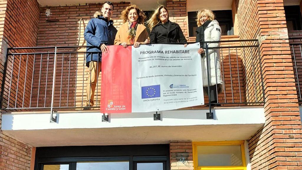 Visita de las instituciones a la nueva casa rehabilitada en Medina de Rioseco