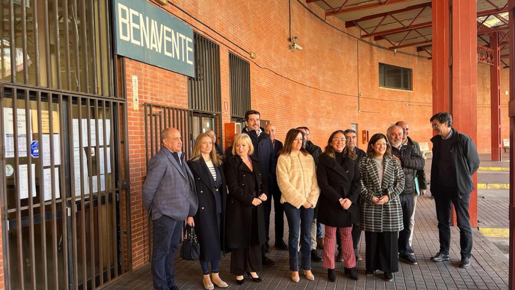 Visita de la consejera a la estación de autobuses de Benavente