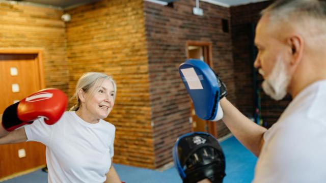 Mayores practicando ejercicio.
