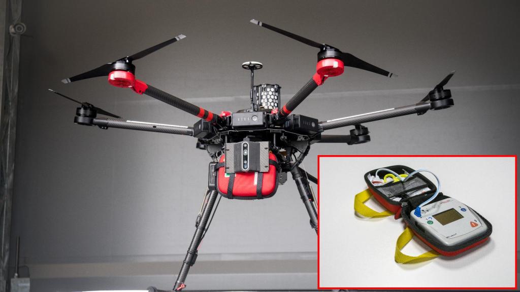 El dron y el desfibrilador que transporta.