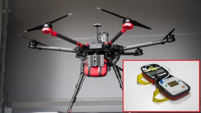 El dron y el desfibrilador que transporta.