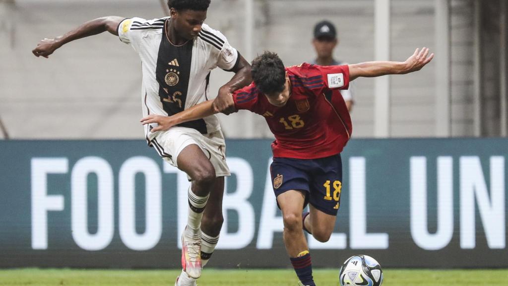 Quim Junyent trata de marcharse de un rival.