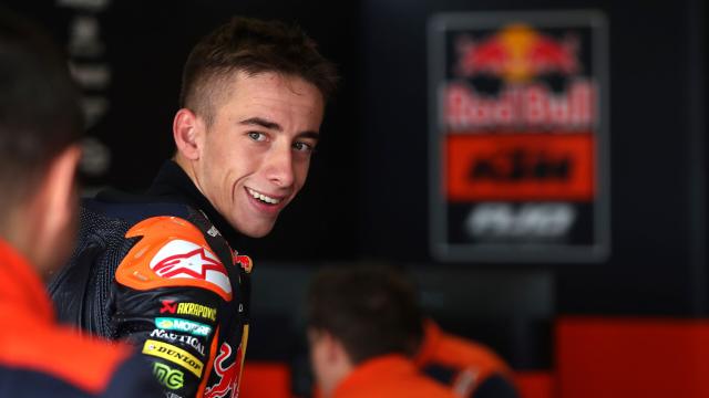 El piloto español Pedro Acosta, en el box del equipo Red Bull KTM Ajo.