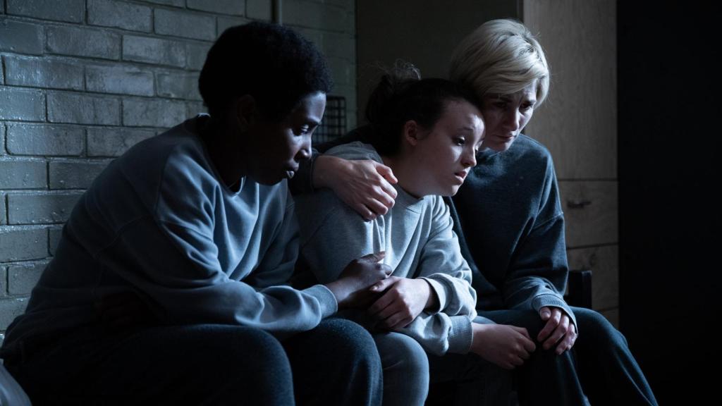 Abi (Tamara Lawrance), Kelsey (Bella Ramsey) y Orla (Jodie Whittaker), las protagonistas de la segunda temporada de 'Condena'