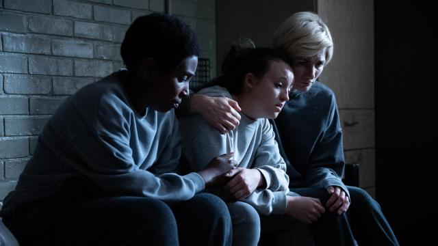 Abi (Tamara Lawrance), Kelsey (Bella Ramsey) y Orla (Jodie Whittaker), las protagonistas de la segunda temporada de 'Condena'