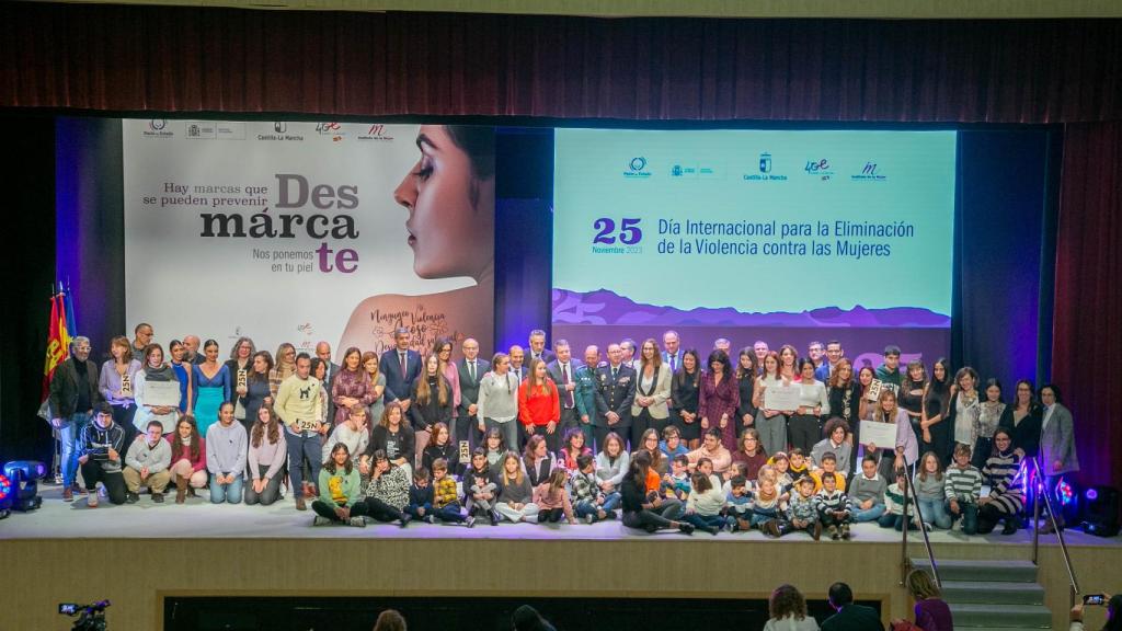 Imagen de familia con todos los premiados.