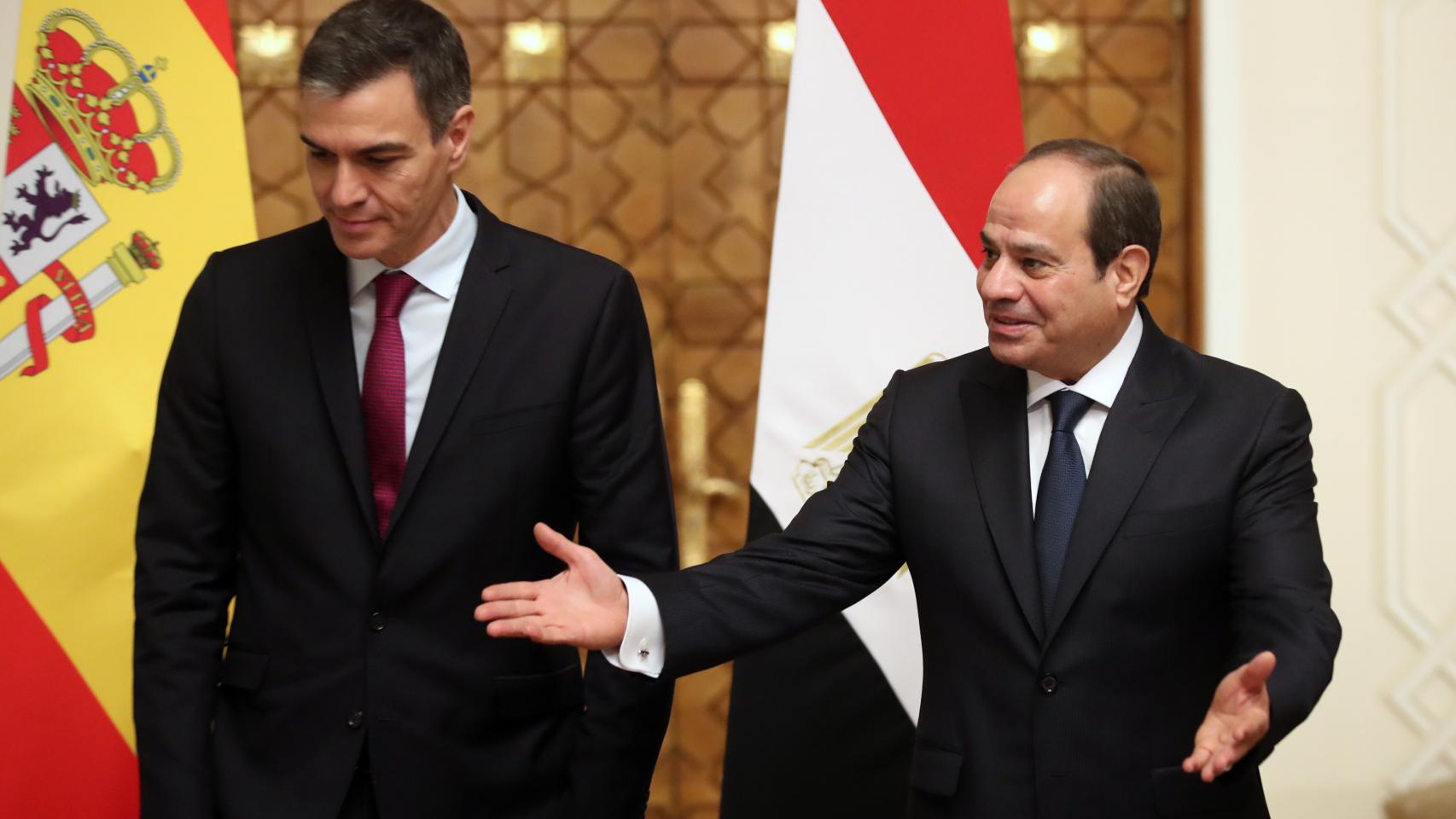 El presidente del Gobierno, Pedro Sánchez, y el mandatario egipcio, Abdulfatah Al Sisi, este viernes en El Cario