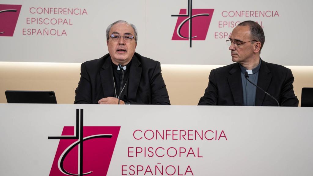 El secretario general de la CEE, Francisco César García, y el director de la Oficina de Información de la CEE, José Gabriel Vera.