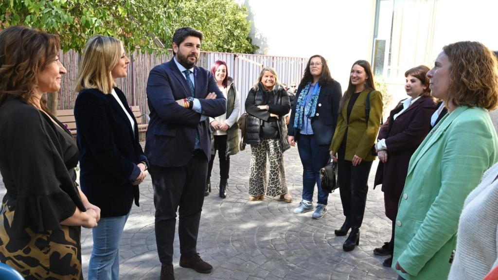 El presidente de Murcia, Fernando López Miras, junto a la consejera de Política Social, Conchita Ruiz, este viernes, en la inauguración del Centro de Crisis 24 horas de El Palmar.