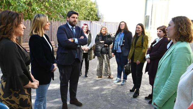 El presidente de Murcia, Fernando López Miras, junto a la consejera de Política Social, Conchita Ruiz, este viernes, en la inauguración del Centro de Crisis 24 horas de El Palmar.