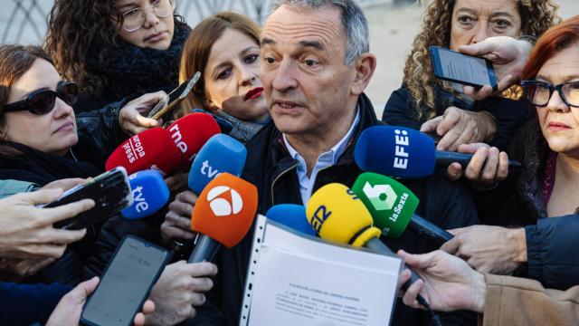 El diputado de Sumar, Enrique Santiago, a las puertas del Supremo tras presentar la querella.