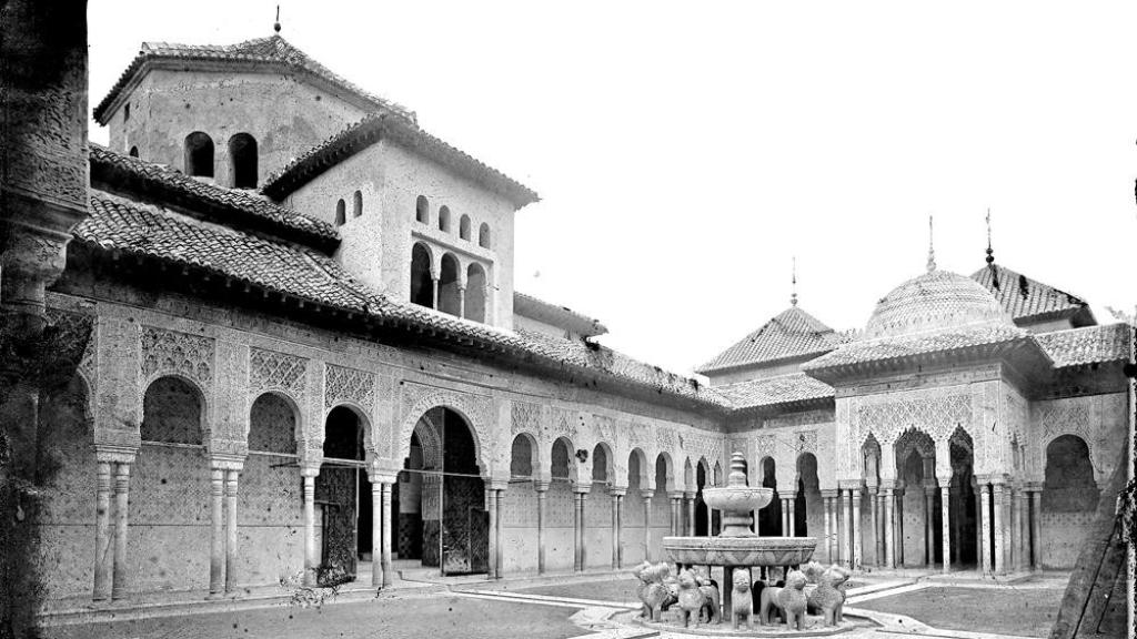 El patio de los Leones de la Alhambra en una foto de Jean Laurent tomada entre 1860 y 1886.