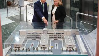 El presidente de la Junta, Juanma Moreno, y la consejera de Economía y Hacienda, Carolina España.