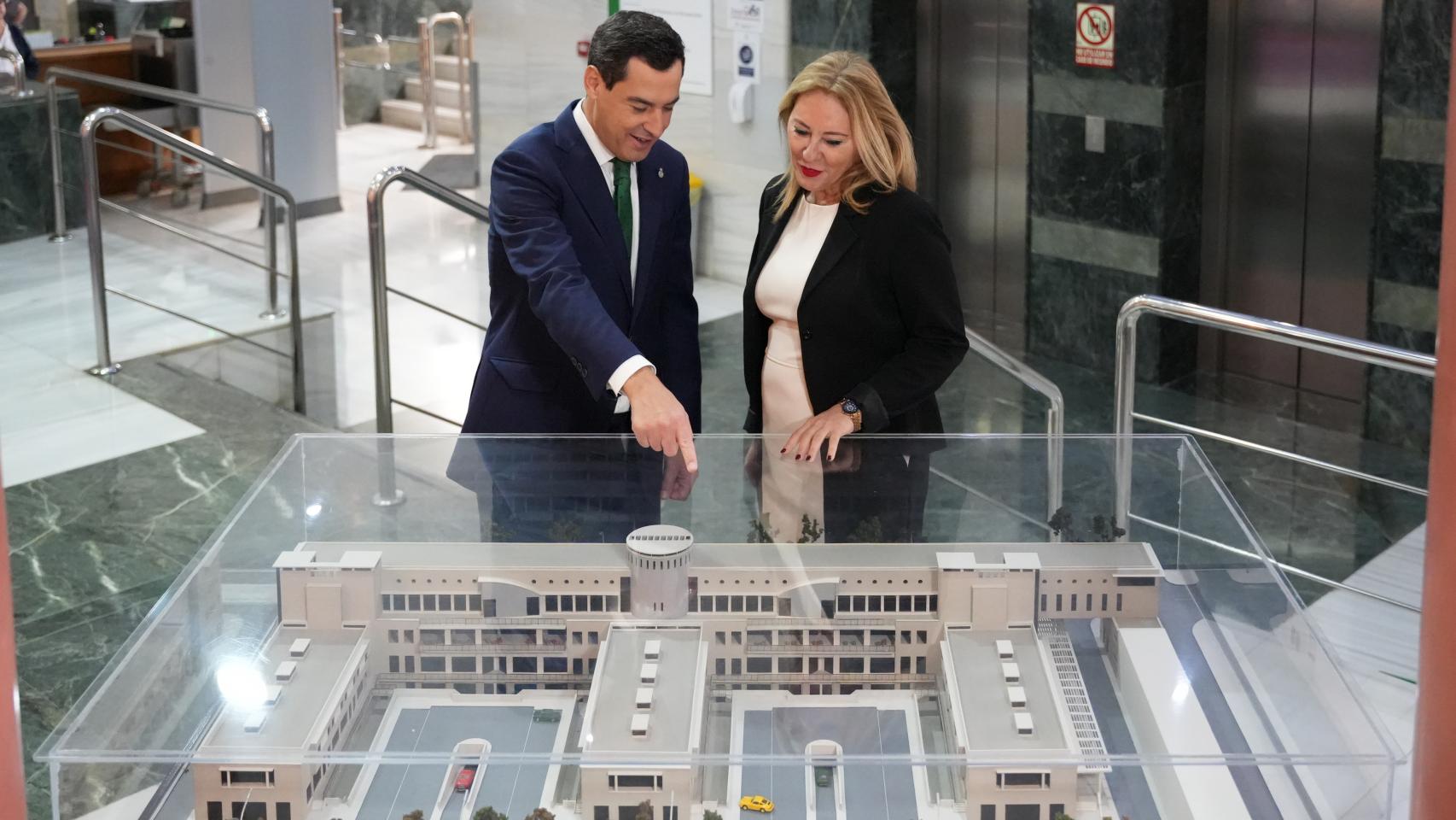 El presidente de la Junta, Juanma Moreno, y la consejera de Economía y Hacienda, Carolina España.