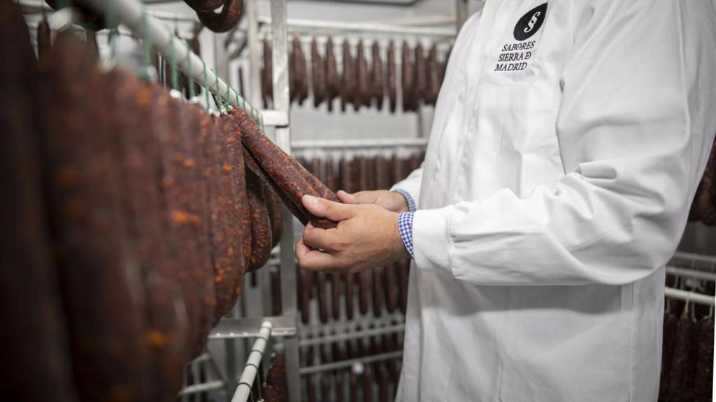 Chorizos colgados en la fábrica de Sabores Sierra de Madrid de Colmenar Viejo.