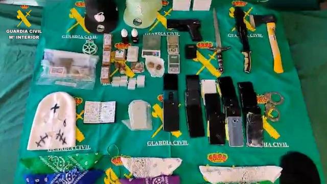 Material incautado en un operativo contra miembros de los Trinitarios.