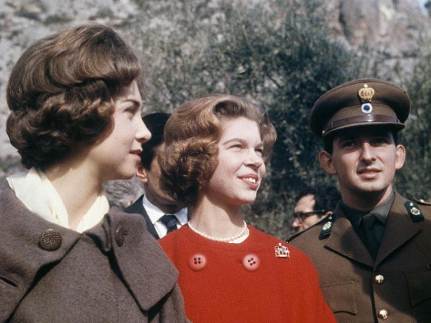 Irene de vermelho com a irmã em foto de sua juventude.