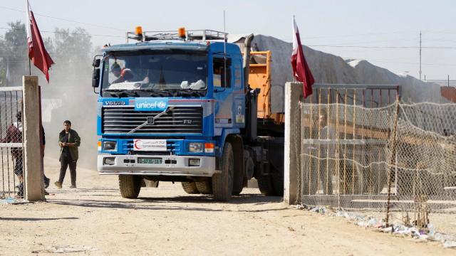 La ayuda humanitaria empieza a entrar en la Franja de Gaza tras el acuerdo de tregua